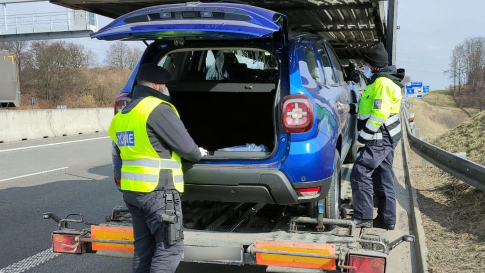 Policie našla na D1 migranty v nových autech naložených na kamionech